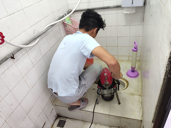 临汾管道堵塞冒臭气 专业师傅现场解决问题