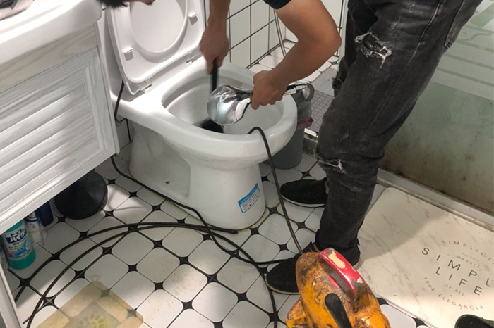 临汾马桶堵塞自己疏通还是找师傅?专业上门服务让你省时更省心